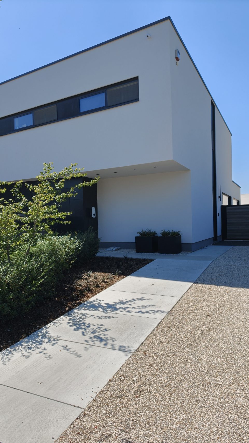 Voorgevel met overdekte inkom en pad door de voortuin