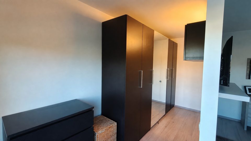 Dressing, aangrenzend via halve wand aan de ouderslaapkamer