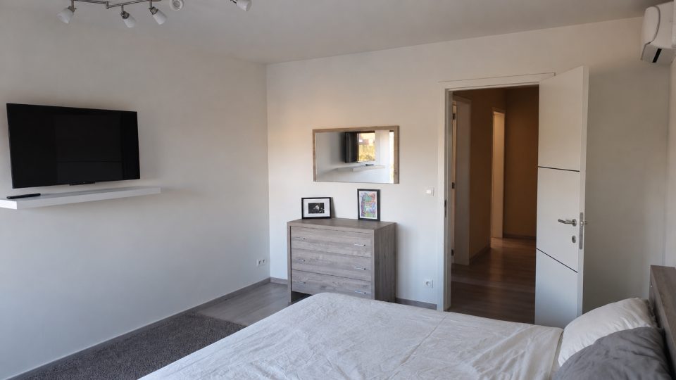 Ouderslaapkamer van 16,5 m² met dressing, aan de tuinzijde