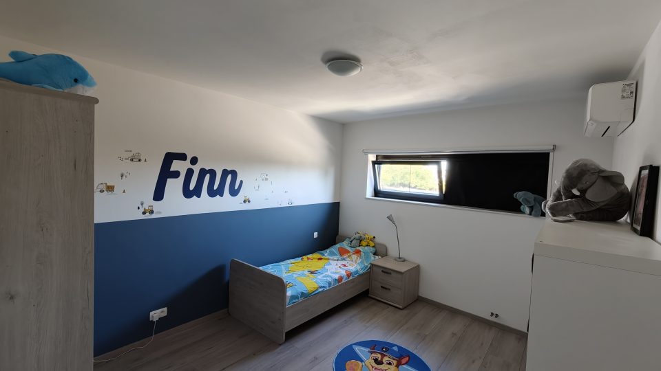 Tweede slaapkamer van 15 m², aan de straatzijde, groot genoeg voor een bureau naast het bed