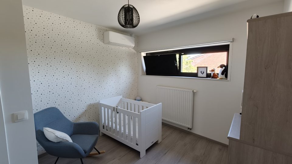 Derde slaapkamer van 11,8 m², aan de straatzijde, ideaal als kinderkamer of tweede bureau