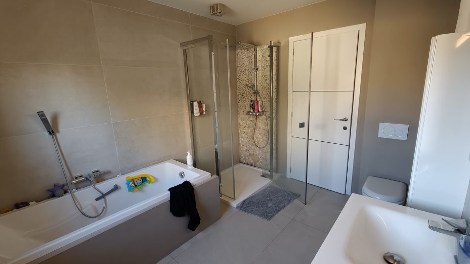 Badkamer van 9,5 m² met ligbad, aparte douche en dubbele wastafel