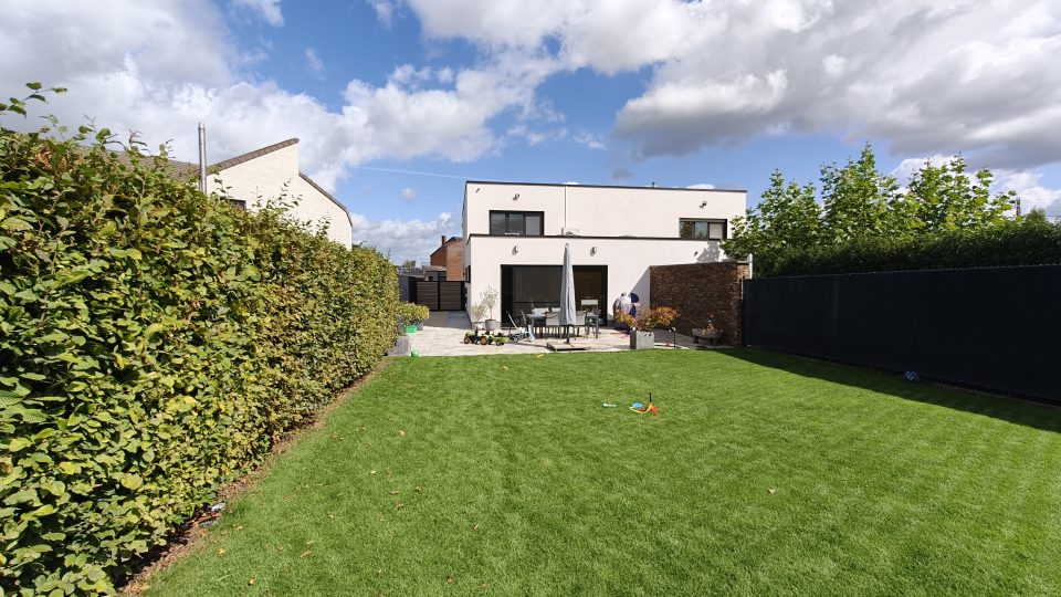 Achtergevel met terras en tuin op het zuidwesten