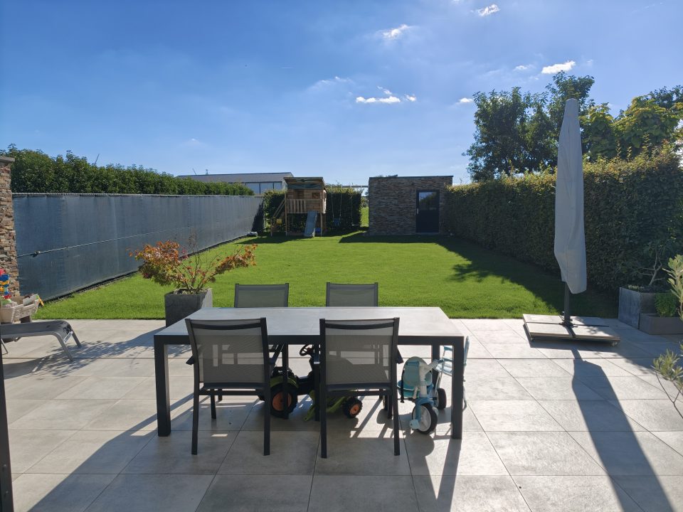 Tuin op het zuidwesten met terras van 60 m2 in keramische tegels