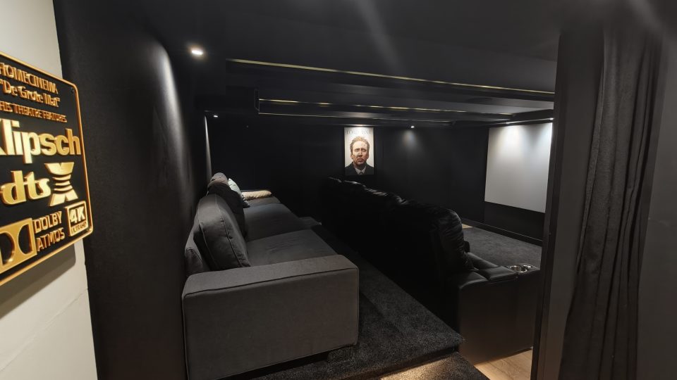 Home cinema in de kelder met zetels en projectiescherm