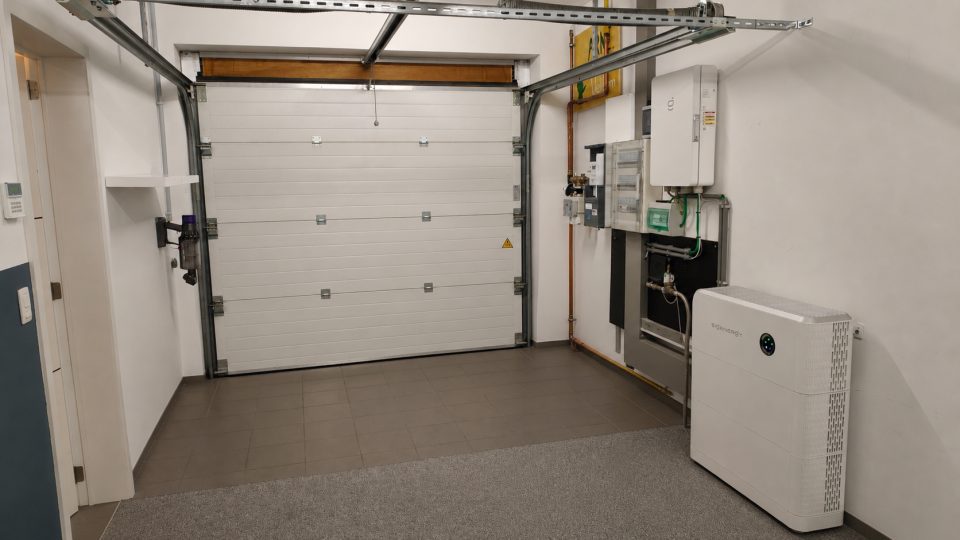 Garage met sectionaalpoort, vandaag ingericht als speelkamer