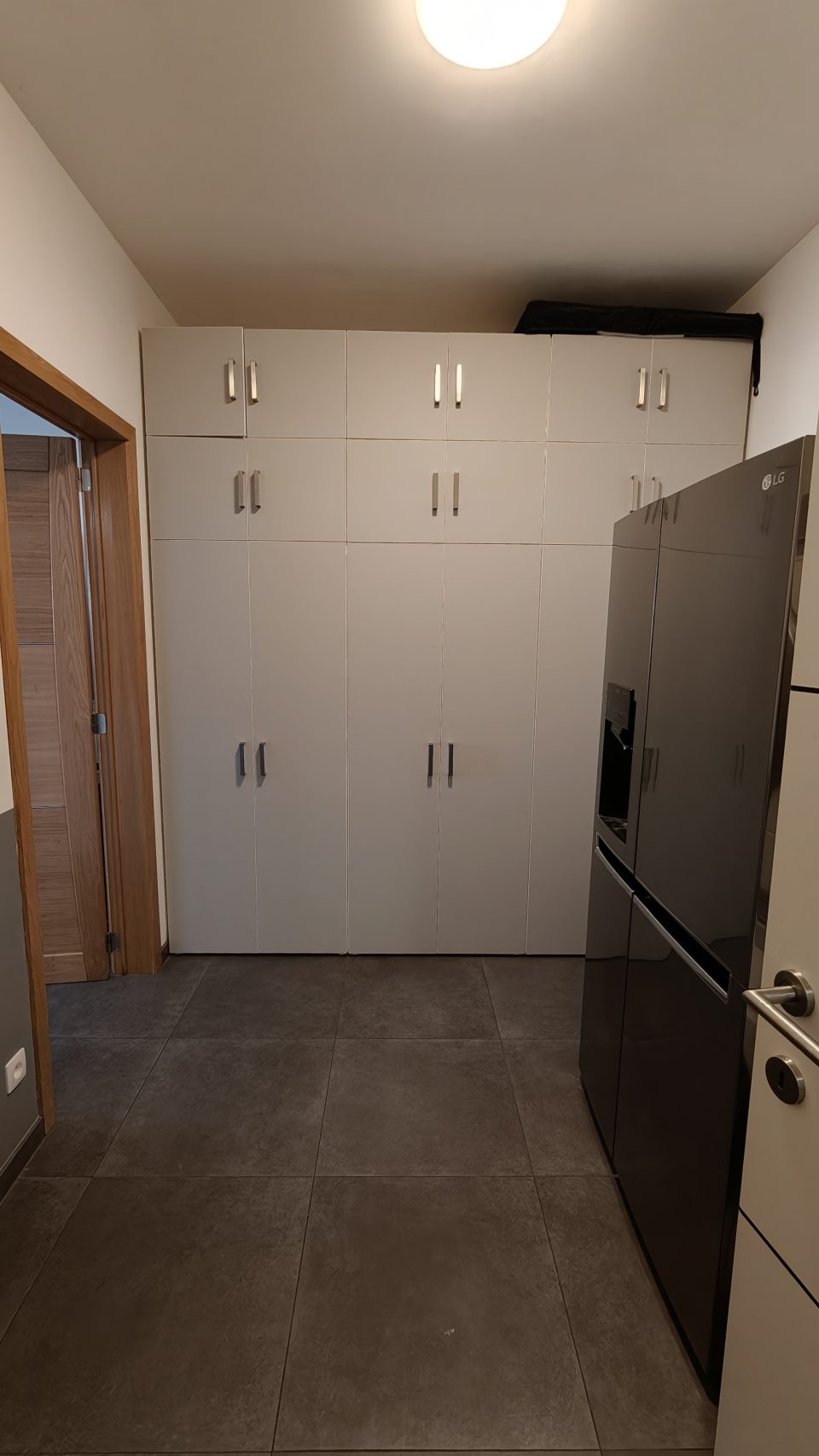 Inbouwkast in de bergruimte van 8,3 m² tussen inkomhal en garage