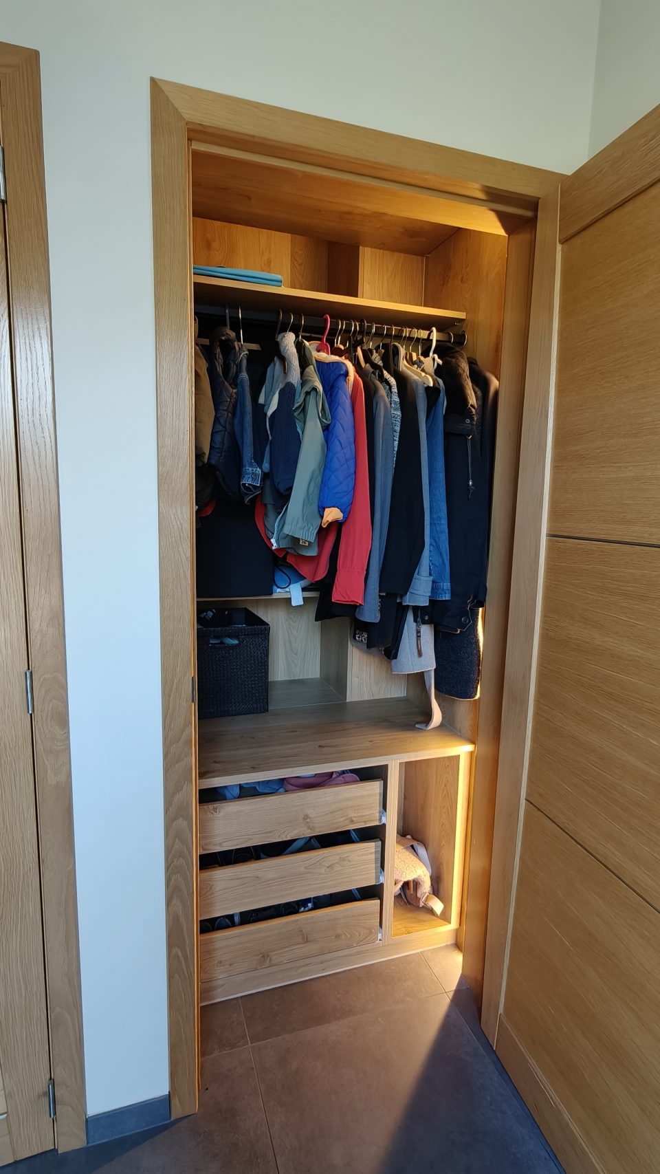 Vestiaire in de inkomhal, voor jassen en schoenen