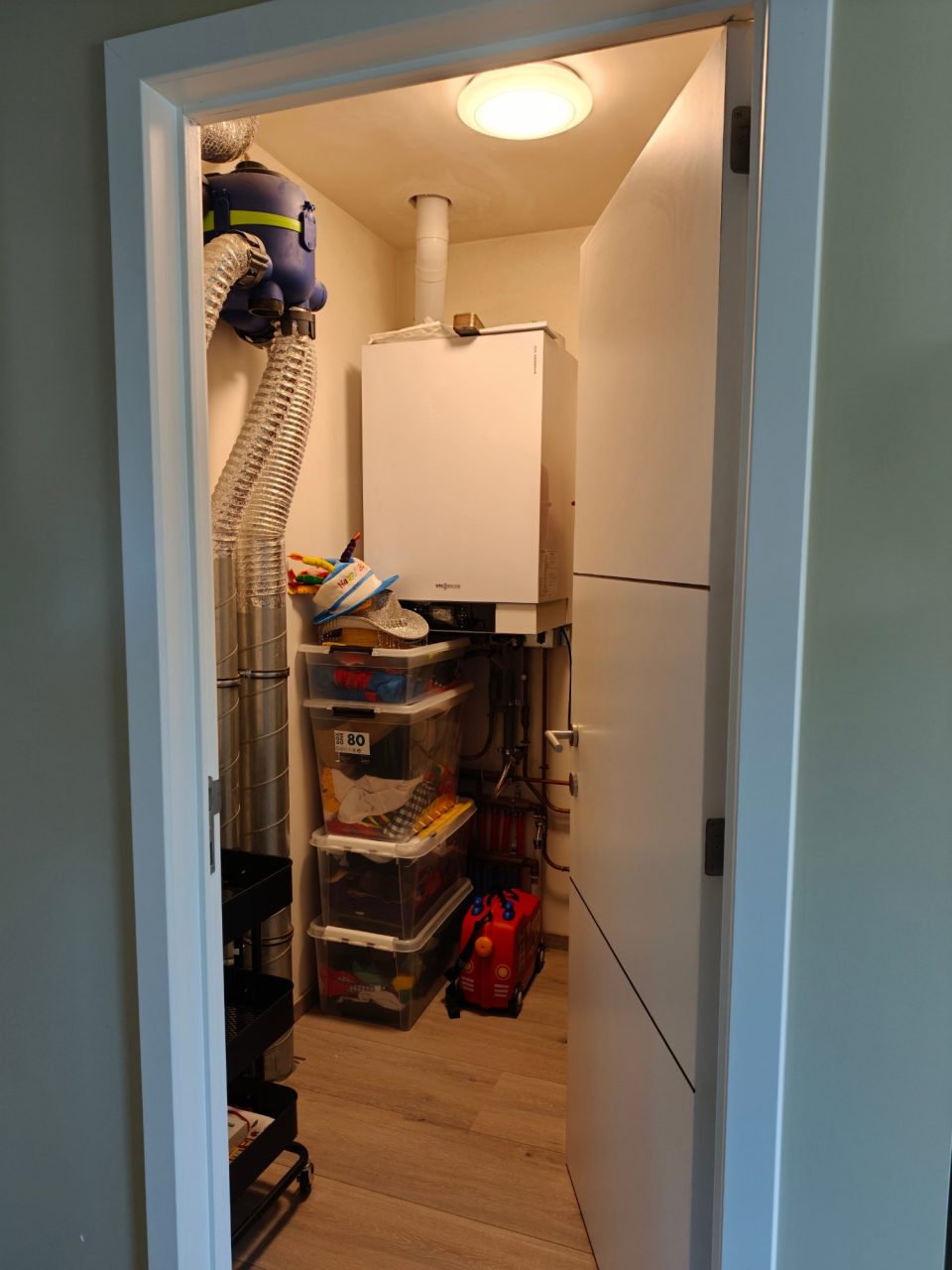 Technische ruimte op de verdieping met de Viessmann-ketel en de ventilatie
